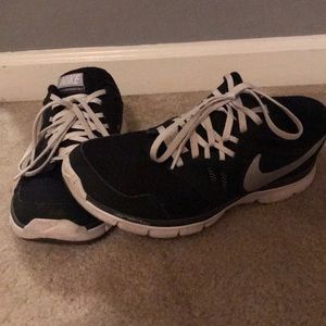 Black Nike tennis shoes
